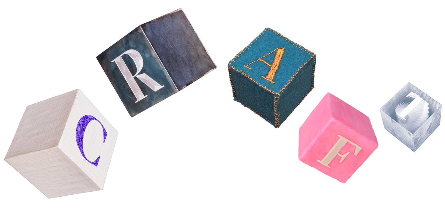 Würfel aus verschiedenen Materialien mit je einem Buchstaben appliziert, zusammengelesen ergibt sich daraus das Wort "Craft"
