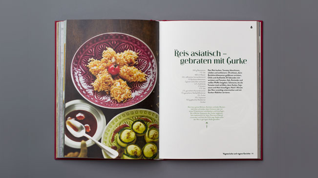 Aufgeschlagene Buchseite mit Foto von verschiedenen Speisen auf der einen Seite, Rezept auf der anderen Seite