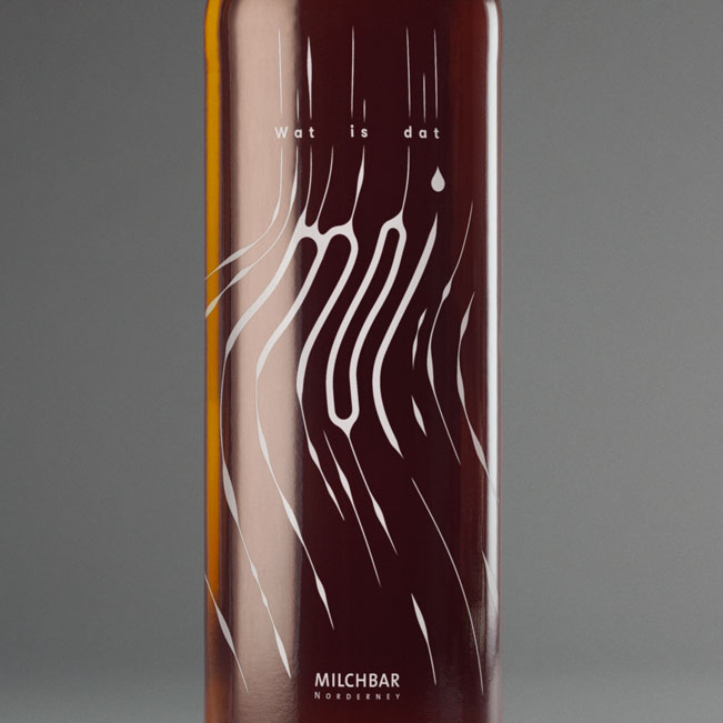 Detailansicht einer roten Flasche für Roséwein vor grauem Hintergrund mit Schwerpunkt auf die weißen Linien des Designs