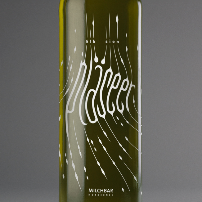 Grüne Flasche mit Detail der weißen Linien, die in einen Schriftzug übergehen