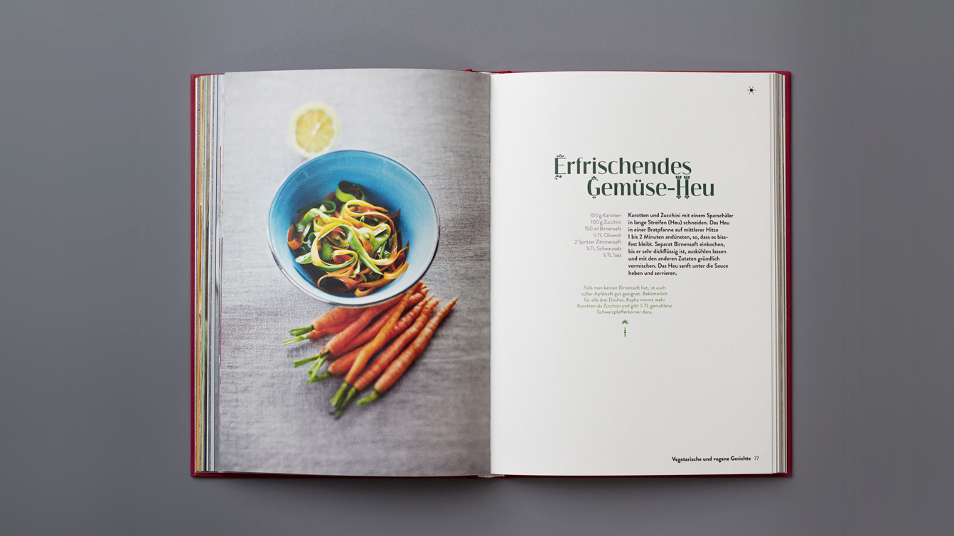 Aufgeschlagene Buchseite mit Foto von Karotten auf der einen Seite, Rezept auf der anderen Seite