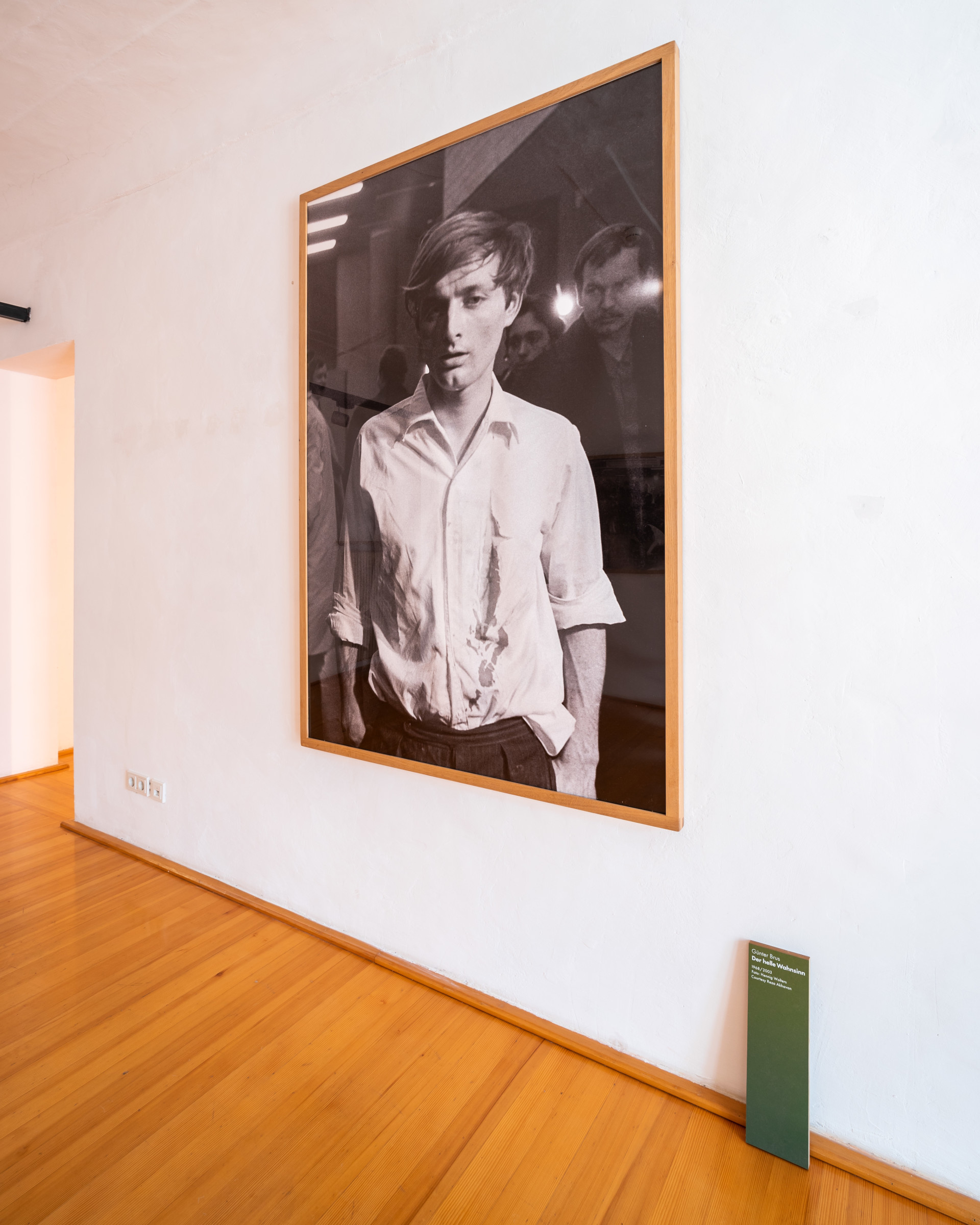 Schwarz-weiß Portrait als Foto an einer Wand hängend