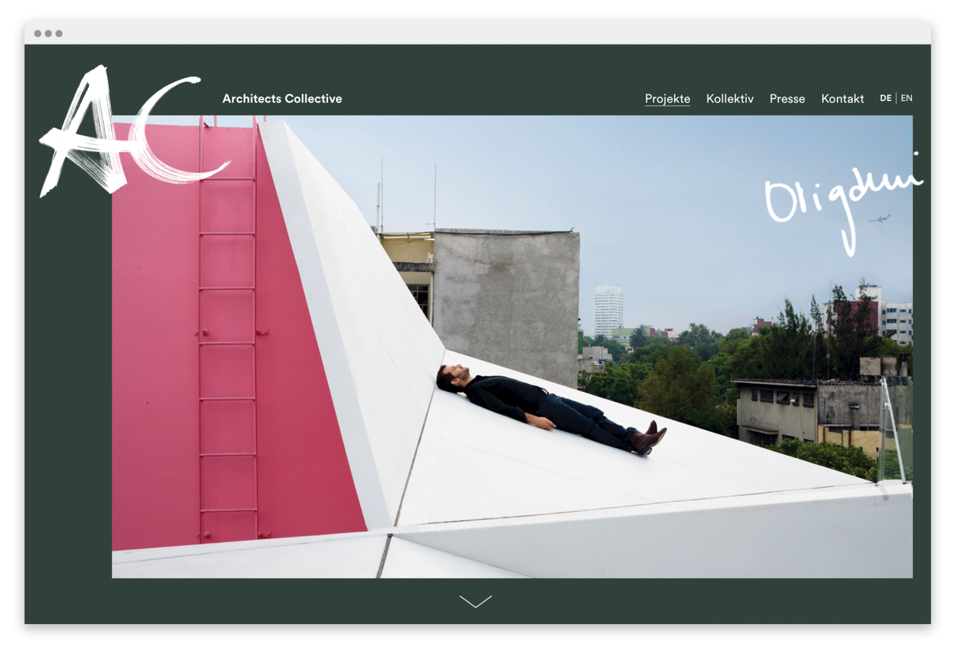 Desktop-Ansicht der Architects Collective Homepage mit handschriftlichem Logo und einem Architekturfoto mit liegendem Mann