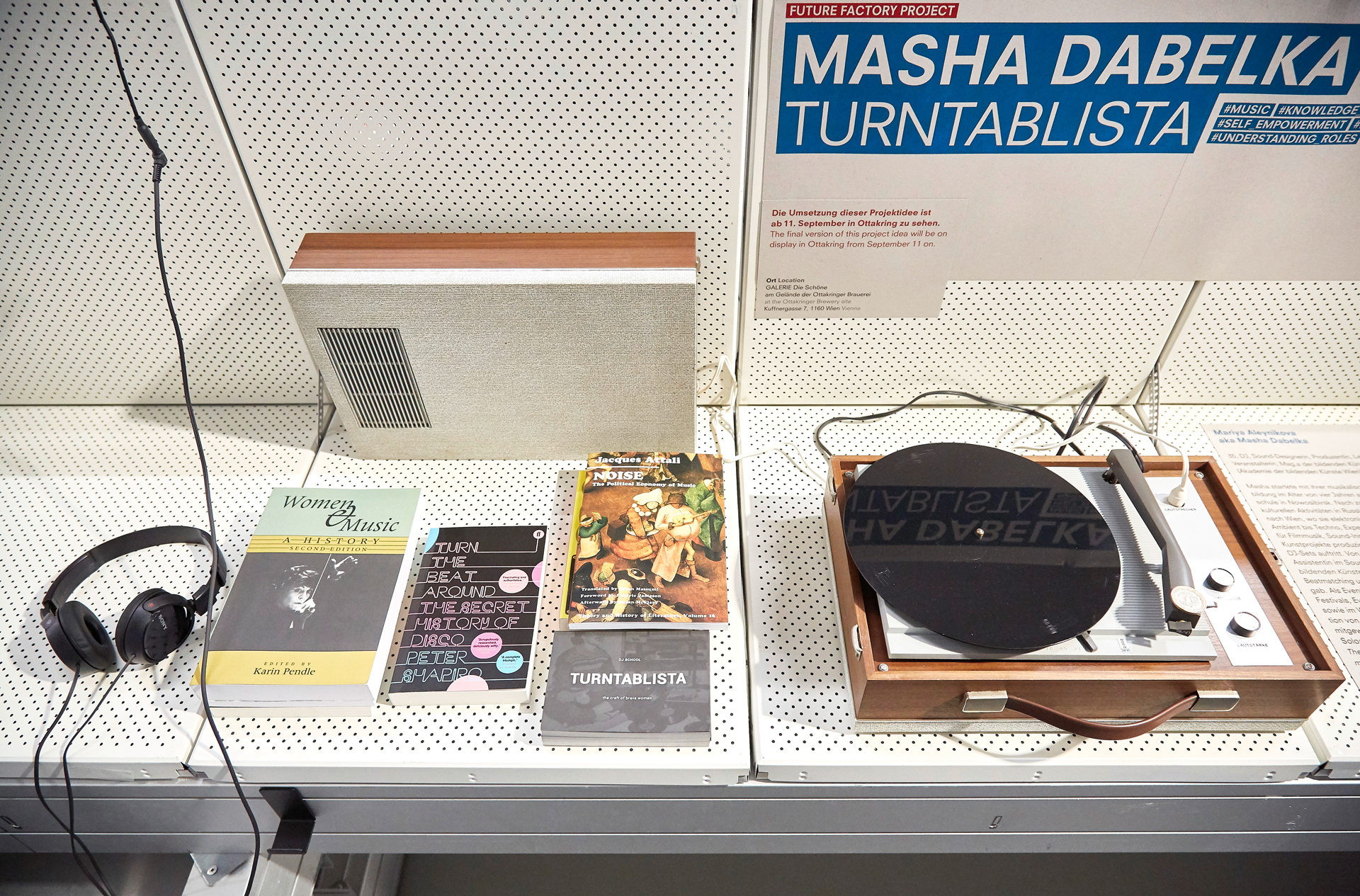 Project example "Turntablista" from the Future Factory exhibition. Record players and books in exhibition architecture