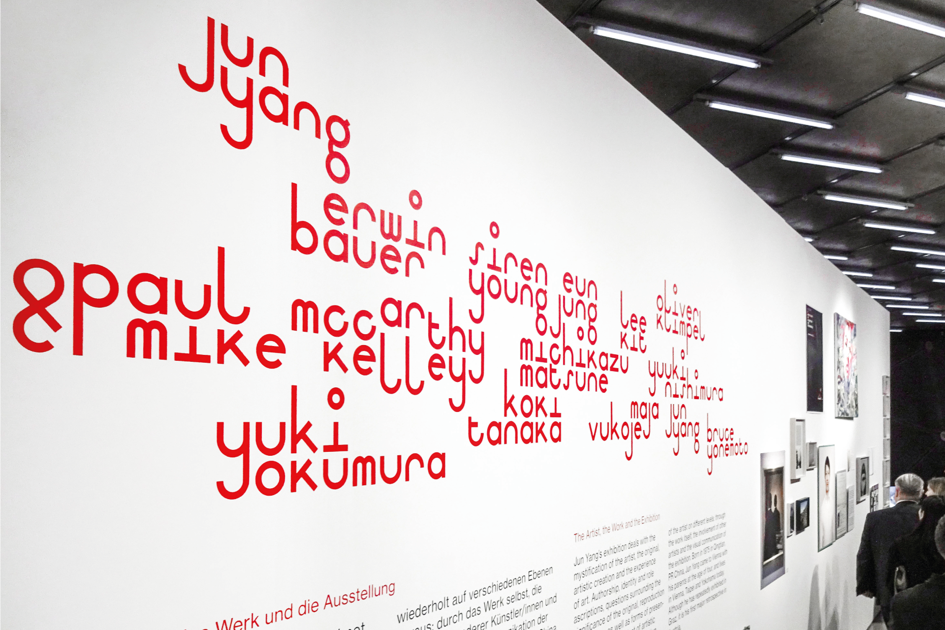 Detail der Ausstellungsgrafik der Jun Yang Ausstellung mit Wandbeschriftung