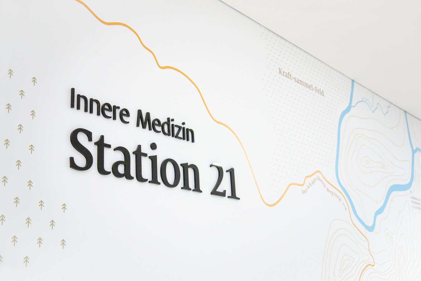 Wandansicht Station Innere Medizin mit Landkarte illustriert auf der Wand