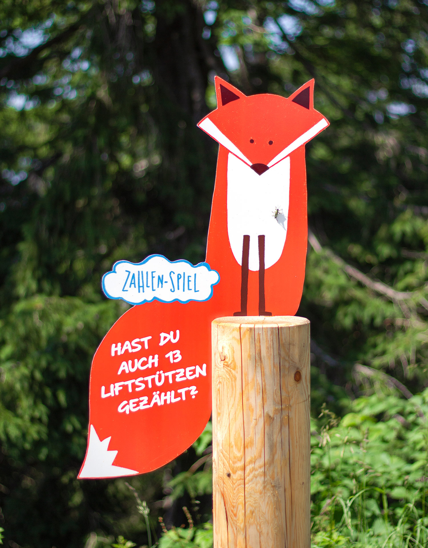 Illustration von einem Fuchs auf einem Holzpfosten sitzend
